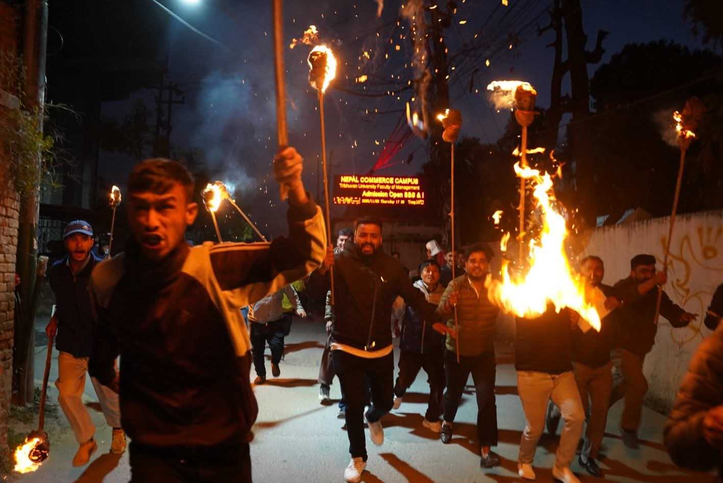 नेकपा एमाले निकट विद्यार्थी संगठन अनेरास्वियुले नयाँबानेश्वरमा निकाल्यो मसाल जुलुस। (तस्बिरहरू)